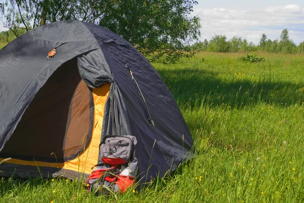 Turist tält med ryggsäck — Stockfoto