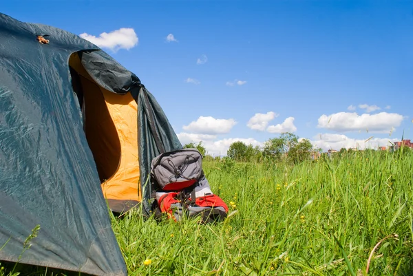 Туристическая палатка и рюкзак — стоковое фото