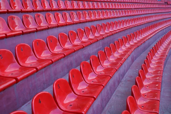Красные сиденья на стадионе — стоковое фото