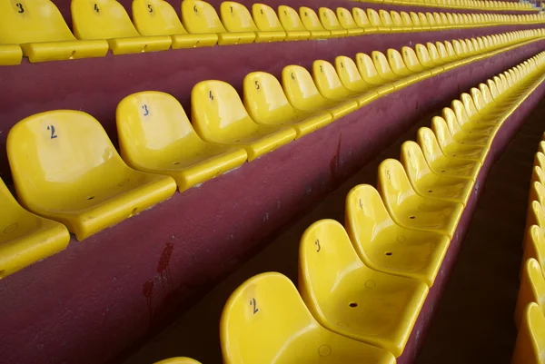 Assentos amarelos no estádio Imagens Royalty-Free