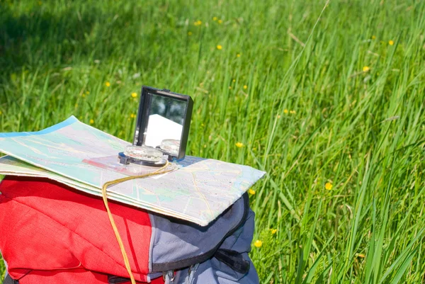 Pusula ve harita üzerinde sırt çantası — Stok fotoğraf