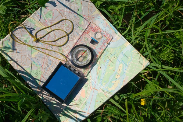 Kompass och karta — Stockfoto