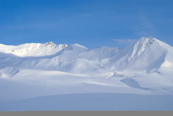 Montañas blanco nieve — Foto de Stock