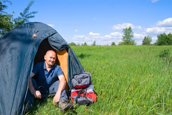 Человек и туристическая палатка — стоковое фото