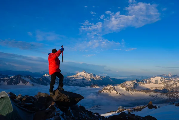 Альпініст у червоній куртці — стокове фото