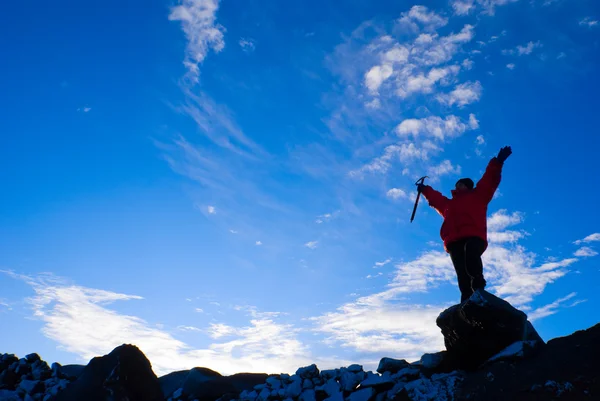 Bergsteiger am Himmel im Hintergrund — Stockfoto