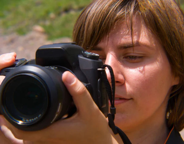 Meisje kijkt in een scherm camera — Stockfoto