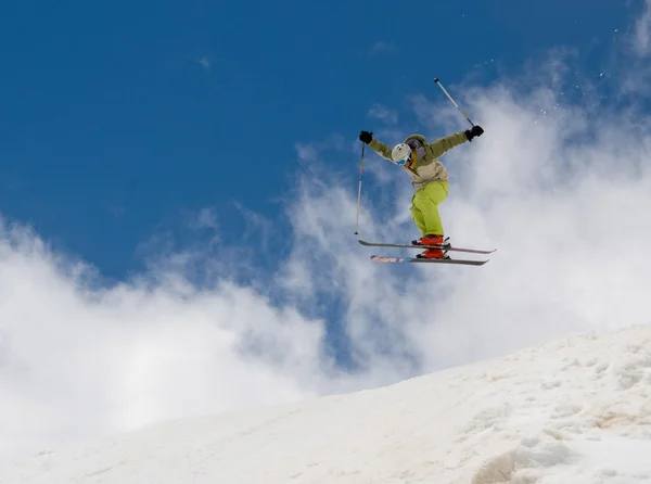 Saltos de esquiador — Fotografia de Stock