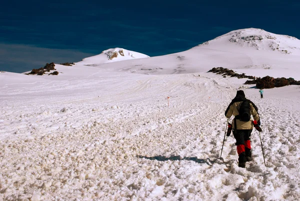 Meisje gaat naar de top van de berg — Stockfoto