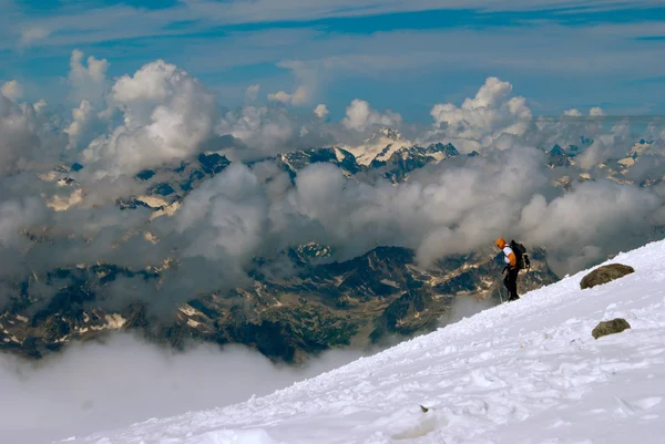 Een bergbeklimmer kusten naar beneden — Stockfoto