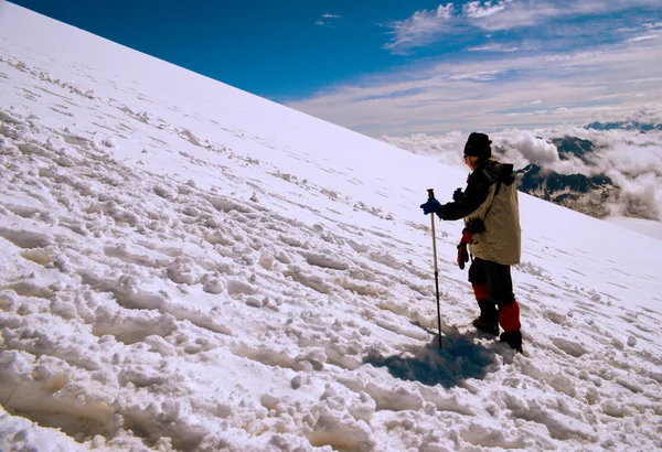 Dziewczyna idzie na szczycie góry — Zdjęcie stockowe