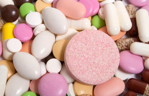 Många olika färgglada piller — Stockfoto