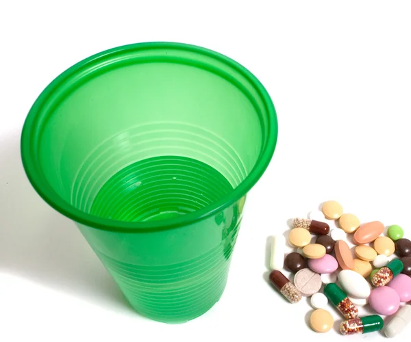 Tasse mit Wasser und Tabletten — Stockfoto