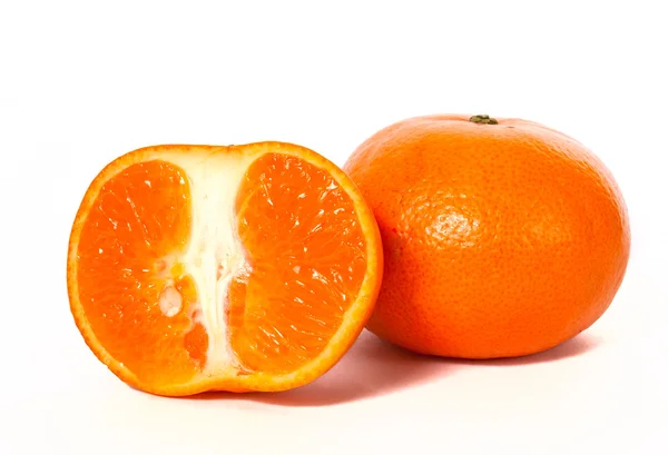Reife Mandarine und halbe — Stockfoto