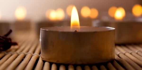 Hodně hořících svíček — Stock fotografie