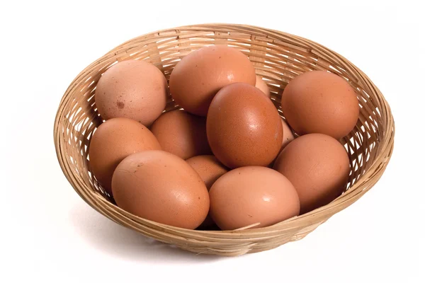 Uova in cestino tessuto — Foto Stock