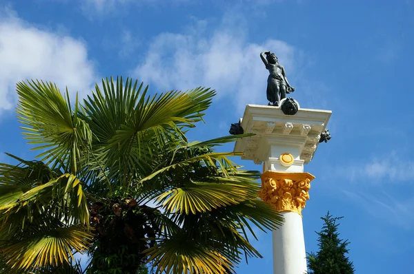 heykel ve palmiye ağacı