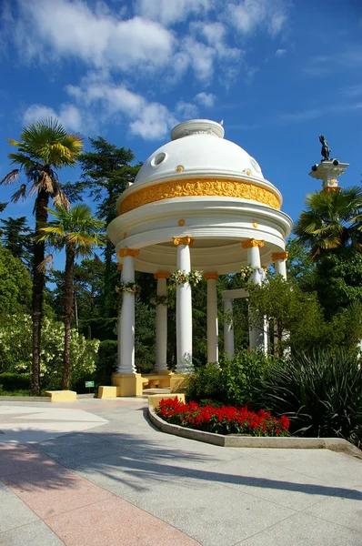 Rotunda w parku sosie — Zdjęcie stockowe
