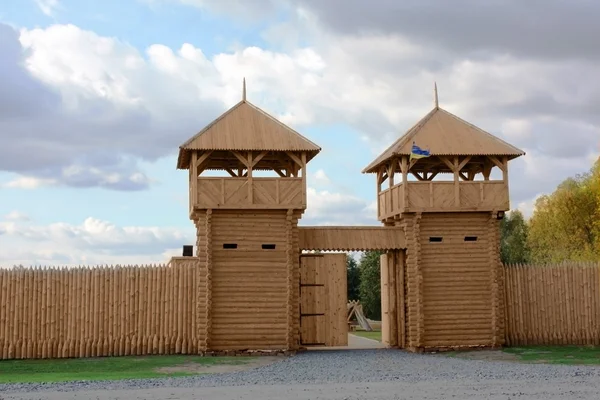 Gerbang kayu. Fortifikasi — Stok Foto