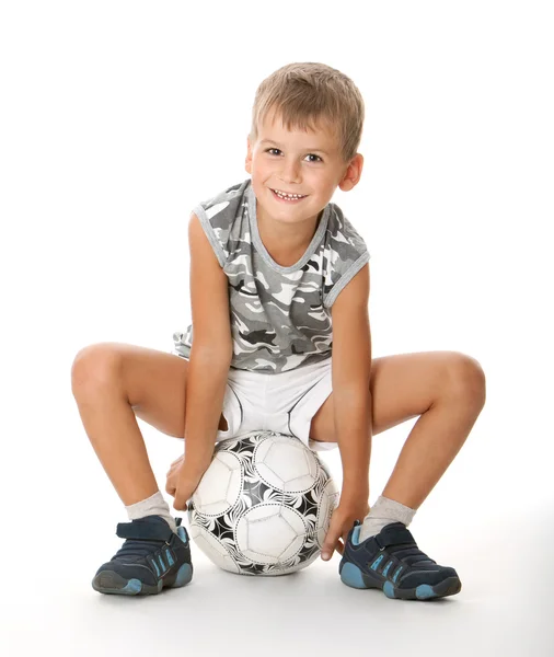 Garçon tenant ballon de football — Photo