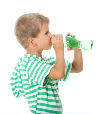 Çocuk su içiyor.