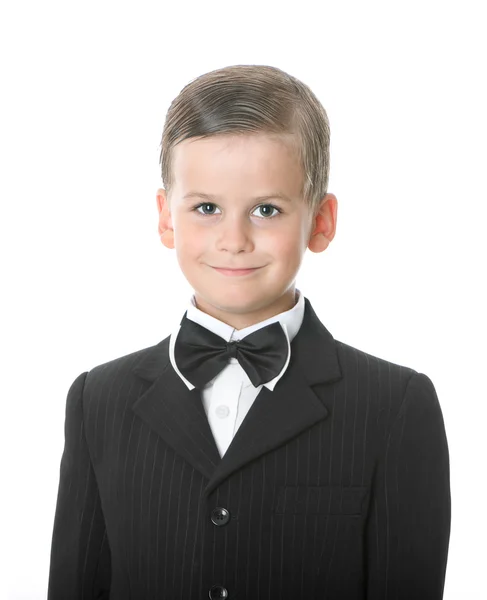 Мальчик в костюме улыбается — стоковое фото