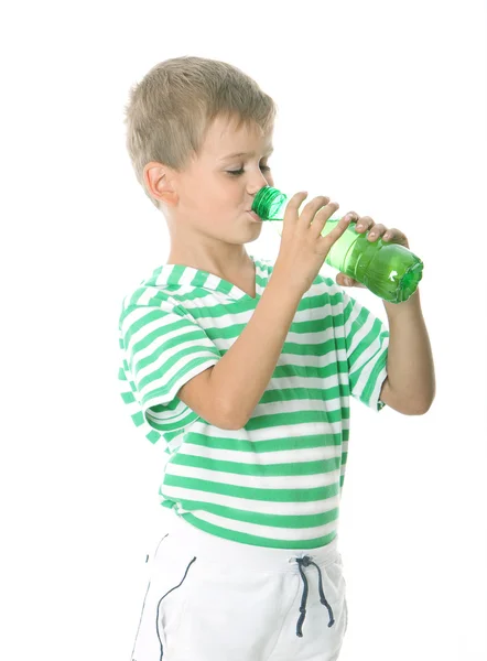 Мальчик пьет воду — стоковое фото