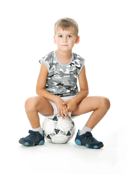 Chlapec s fotbalovým míčem — Stock fotografie