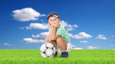 Futbol topu tutan çocuk