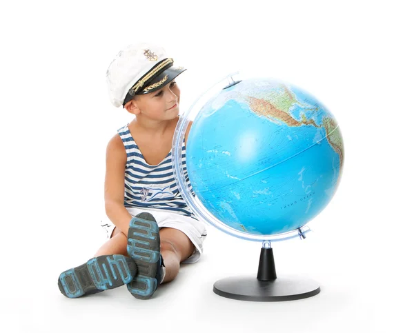 男孩抱着一个地球仪 — 图库照片