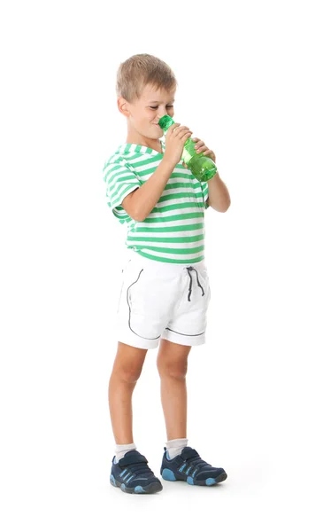 Poika juo vettä — kuvapankkivalokuva