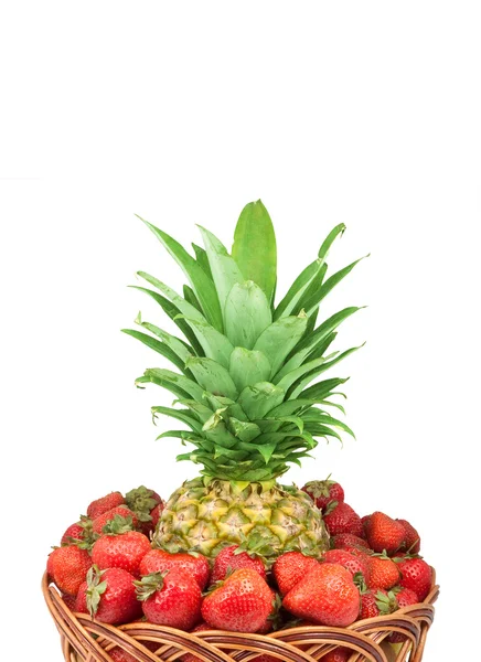 Kosz z ananasem i truskawki — Zdjęcie stockowe