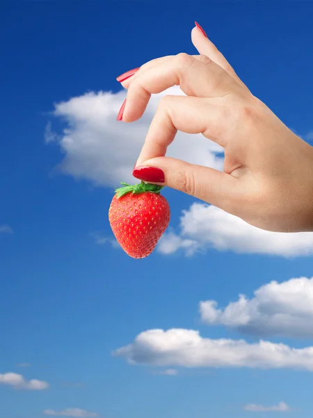 Et jordbær i hånden – stockfoto