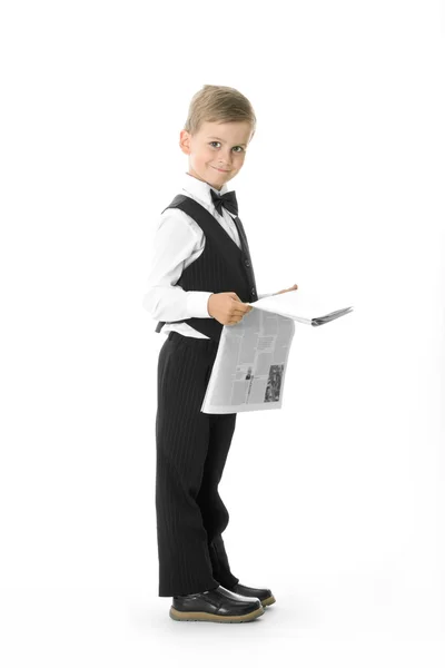 Мальчик держит газету — стоковое фото