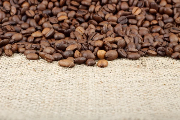 Коричневые жареные кофейные зерна. — стоковое фото