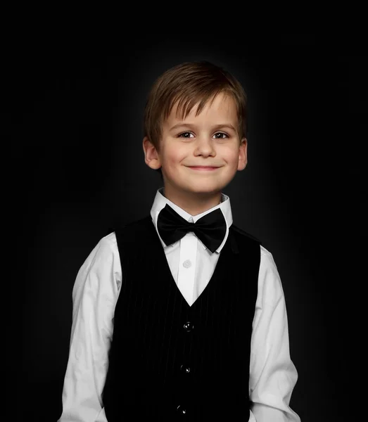 Мальчик в костюме улыбается — стоковое фото