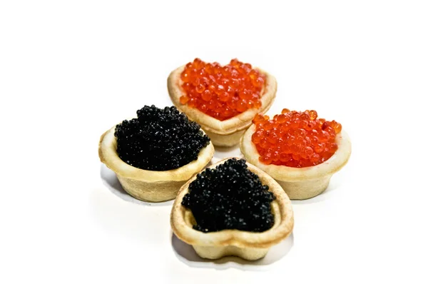 Caviar roșu și negru într-o inimă — Fotografie, imagine de stoc