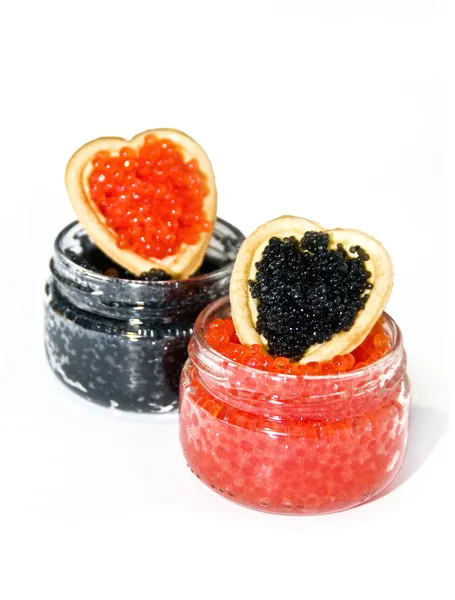 Röd och svart kaviar i ett hjärta — Stockfoto