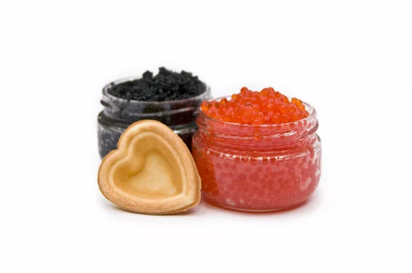 Caviar vermelho e preto em um coração — Fotografia de Stock