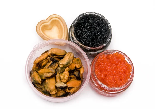 El caviar rojo y negro en el corazón Imagen De Stock