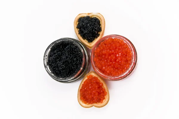 Röd och svart kaviar i ett hjärta Stockfoto