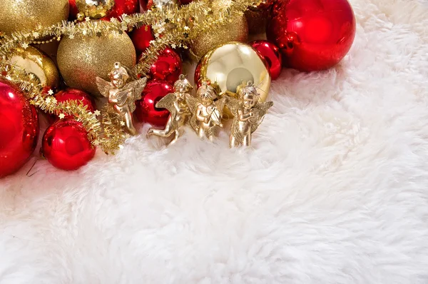 Juguetes de Navidad, ángeles y costilla de oro —  Fotos de Stock