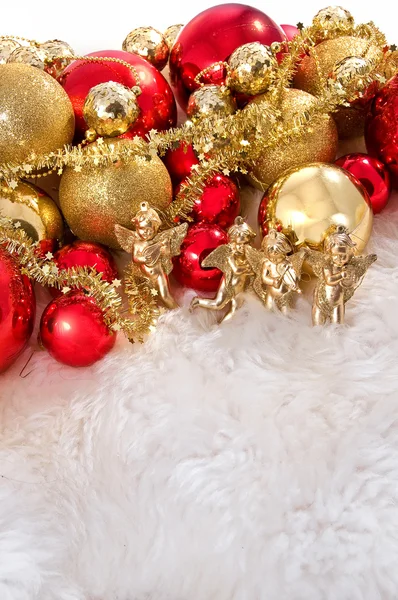 Vánoční hračky, andělé & Gold žebro — Stock fotografie