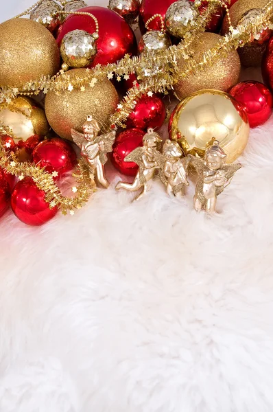 Juguetes de Navidad, ángeles y costilla de oro — Foto de Stock