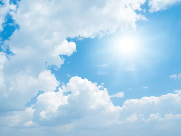 Солнце на голубом небе . — стоковое фото