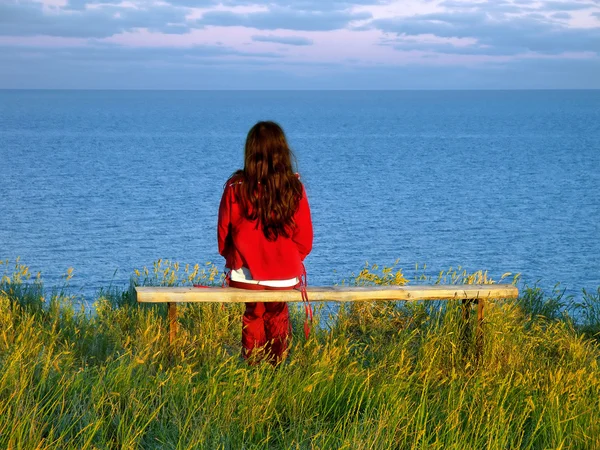 Flicka på havet bakgrund. — Stockfoto