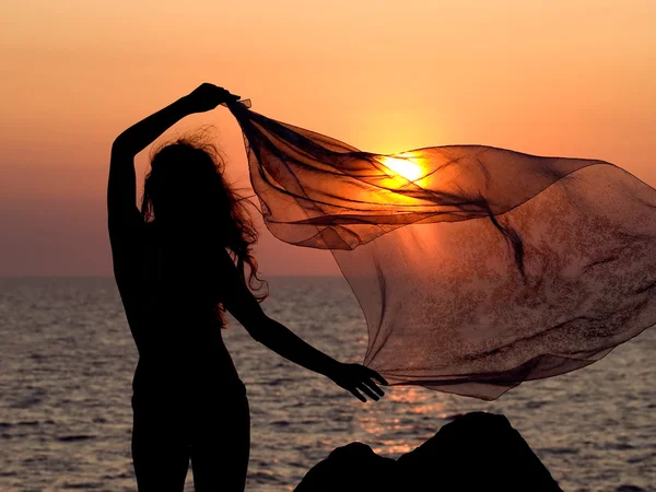 Mädchen auf Sonnenuntergang Hintergrund. — Stockfoto