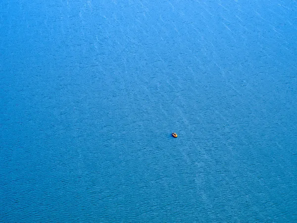 救命いかだ海の背景に. — ストック写真