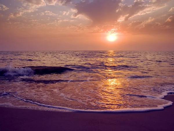 Tagesanbruch auf einem Meer. — Stockfoto