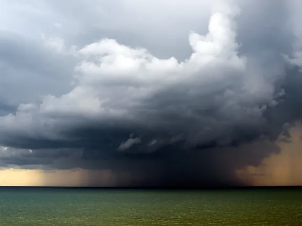 Chuva sobre o mar . — Fotografia de Stock